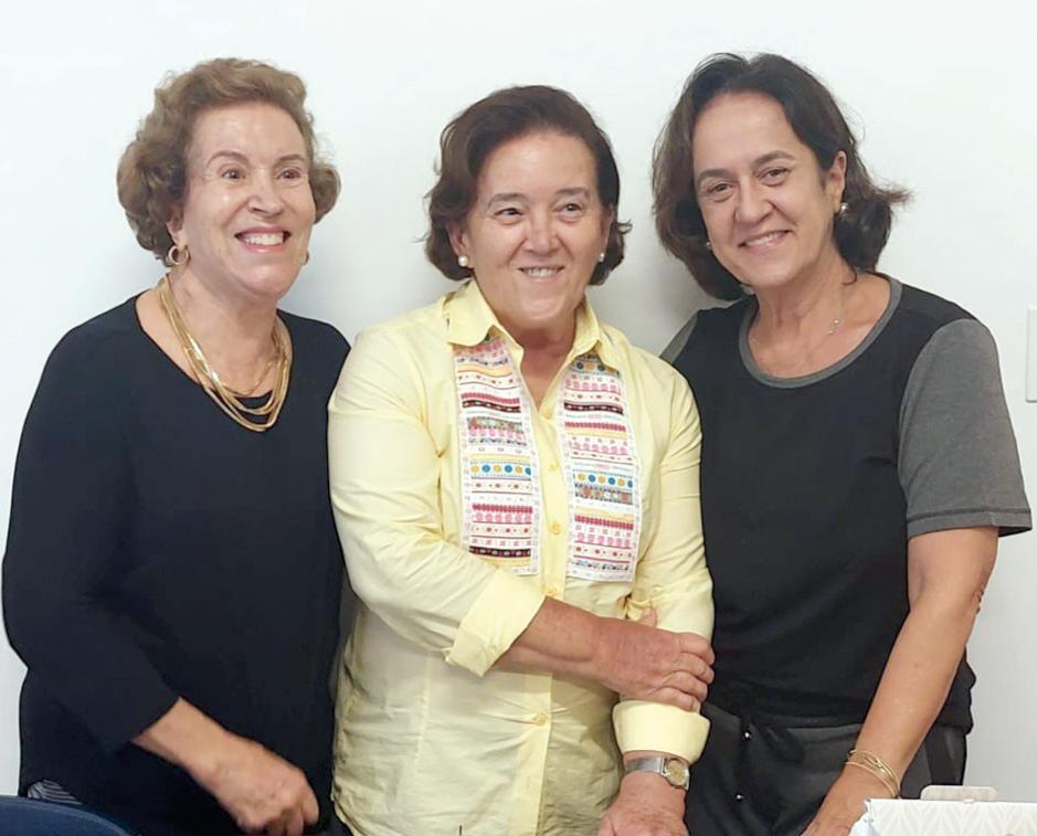 Isa Tiradentes, Carola Ratto e Viviane Cartafina aniversariantes da semana passada comemoraram a data na aula de pintura de Aninha Prata (Foto/Arquivo pessoal)