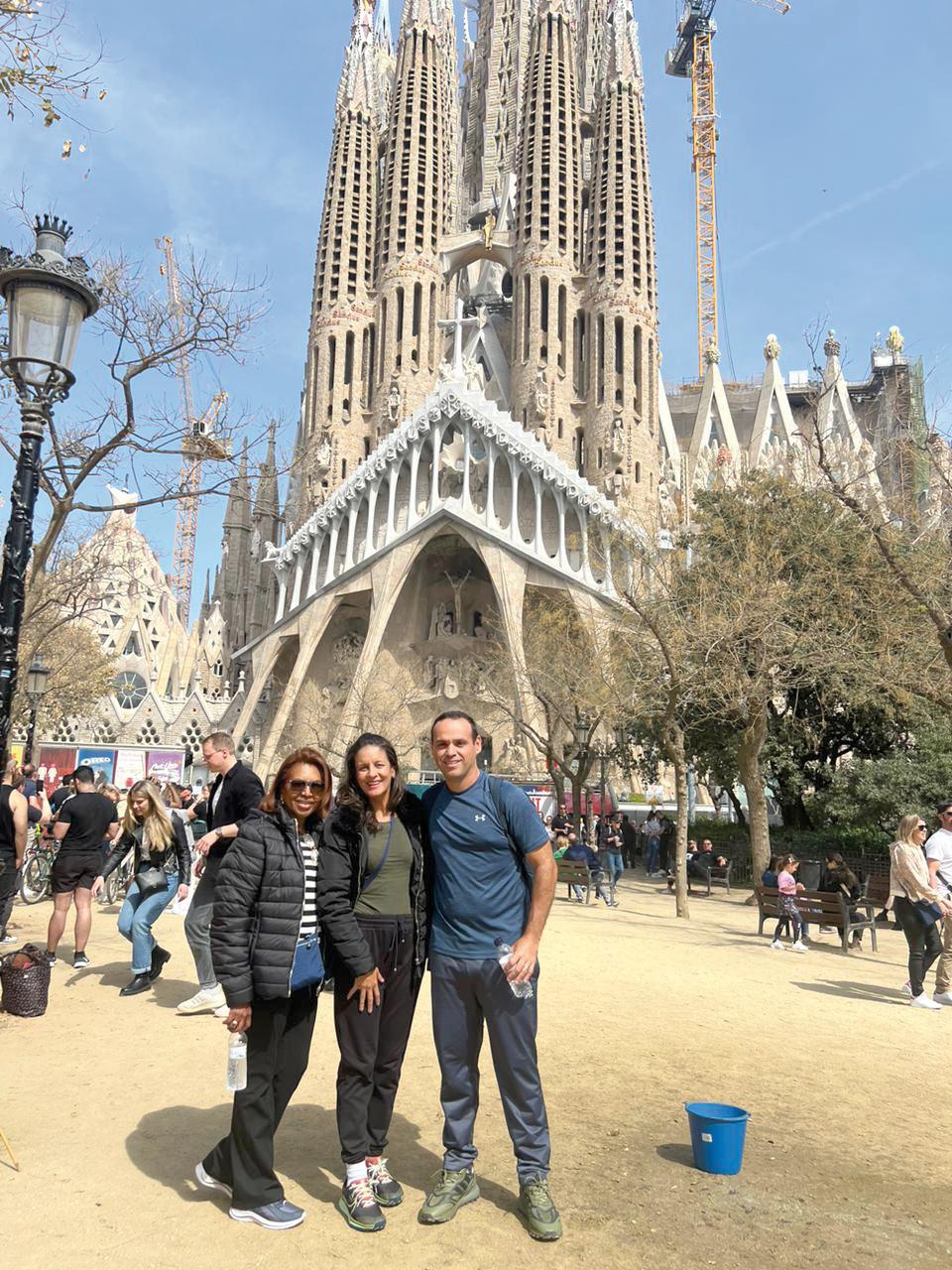 Em Recente viagem cultural à Espanha, nossos amigos Rosânia Silva e o casal Priscila e Eduardo Castanheira, clicado em frente à Igreja da Sagrada Família em Barcelona (Foto/Arquivo pessoal)