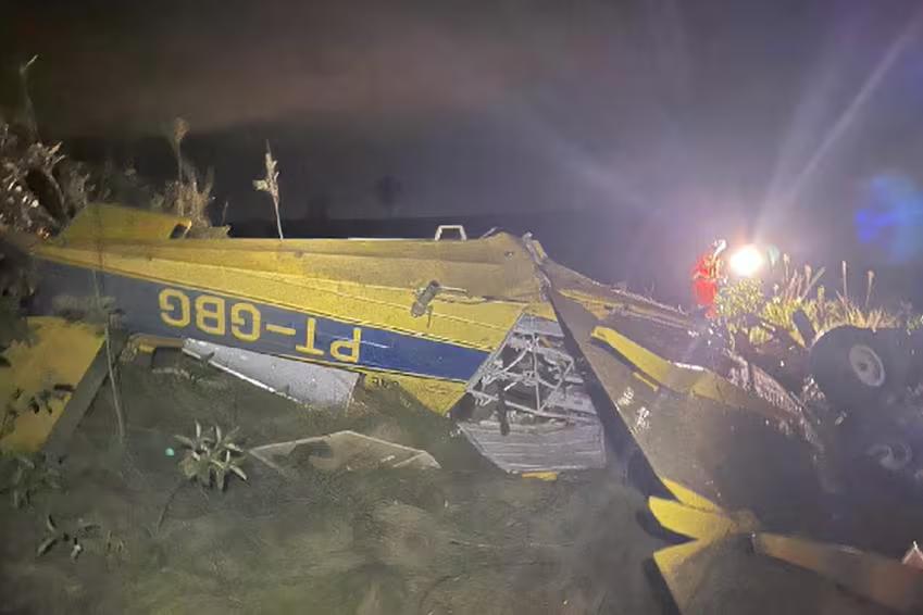 Aeronave agrícola caiu em Uberlândia (Foto/CBMMG/Divulgação)