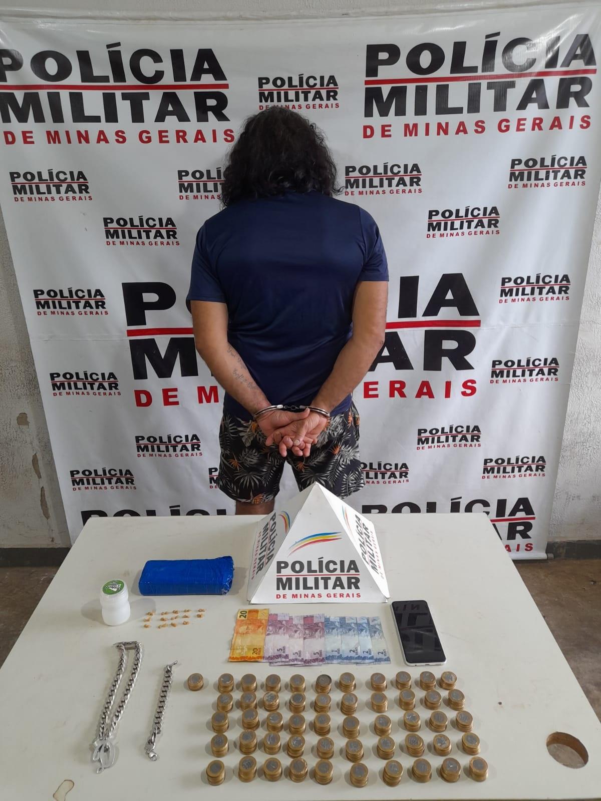 Além do mandado de prisão pela condenação criminal, o suspeito foi preso também por tráfico de drogas (Foto/Divulgação)