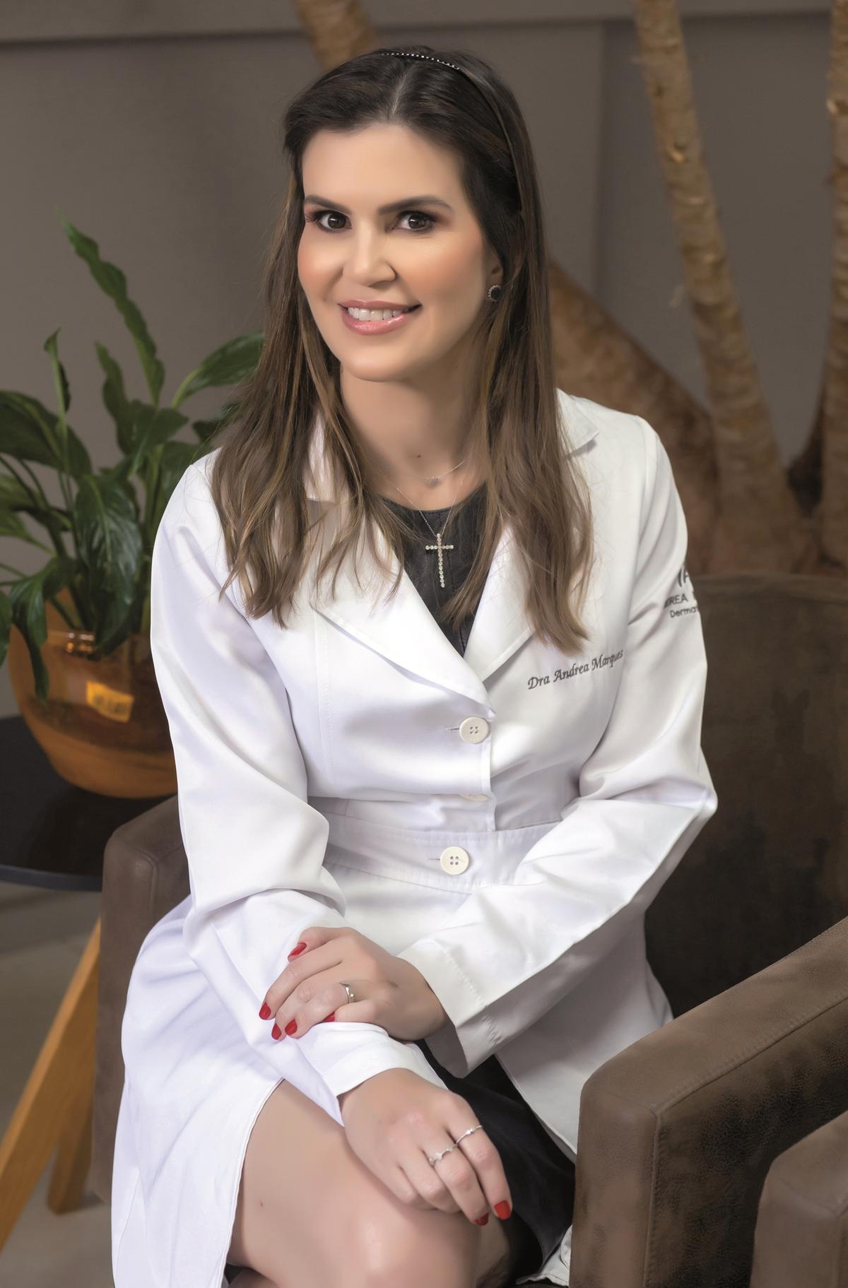 Dra. Andrea Marques é uma dermatologista destacada, especializada em gerenciamento do envelhecimento e estética avançada. Membro titular da SBD e da SBCD, sua clínica oferece tratamentos abrangentes, incluindo procedimentos clínicos, cirúrgicos e estéticos. Equipada com tecnologia de ponta, como o EMSCULPT e o Ultraformer MPT, ela é pioneira na dermatologia estética