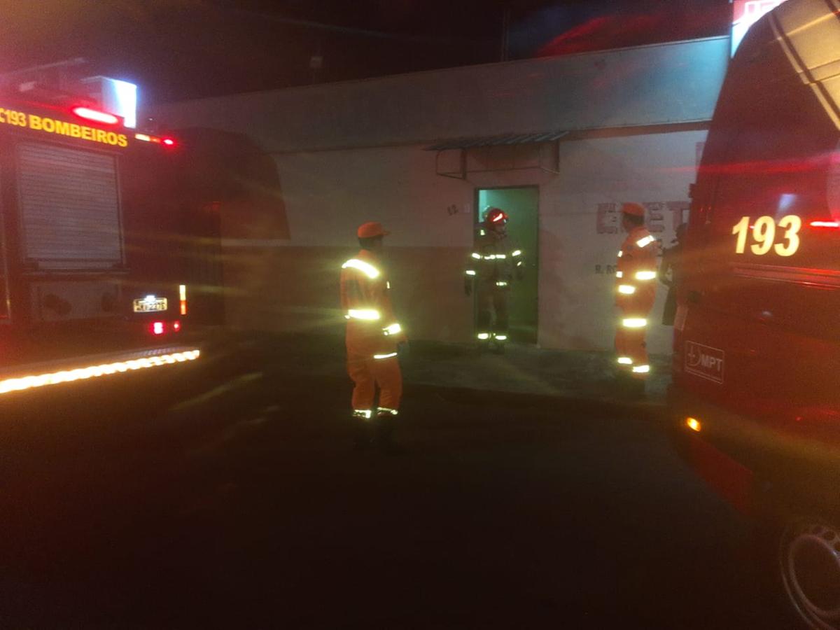 Três equipes dos bombeiros foram mobilizadas para o local, onde se depararam com as portas fechadas e grande quantidade de fumaça emanando da casa (Foto/Divulgação)