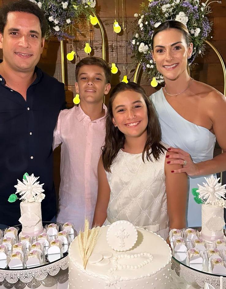 Malu Cadelca ganhou comemoração mais que especial para celebrar a sua primeira comunhão, na foto com os pais Lucas e Marina Cadelca e o irmão José (Foto/Divulgação)