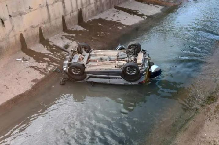 O carro caiu de altura de cerca de cinco metros dentro do canal de um córrego que corta a via — (Foto/CBMG/Divulgação)