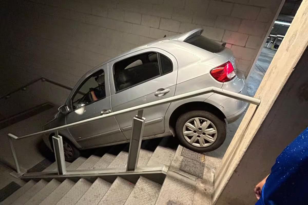 Carro preso na escadaria viralizaram nas redes sociais (Foto/X/Reprodução)