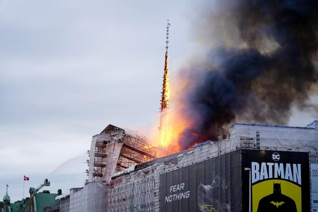 Torre do edifício da Bolsa de Copenhague tinha 54 metros e desabou (Foto/IDA MARIE ODGAARD/RITZAU SCANPIX/AFP)