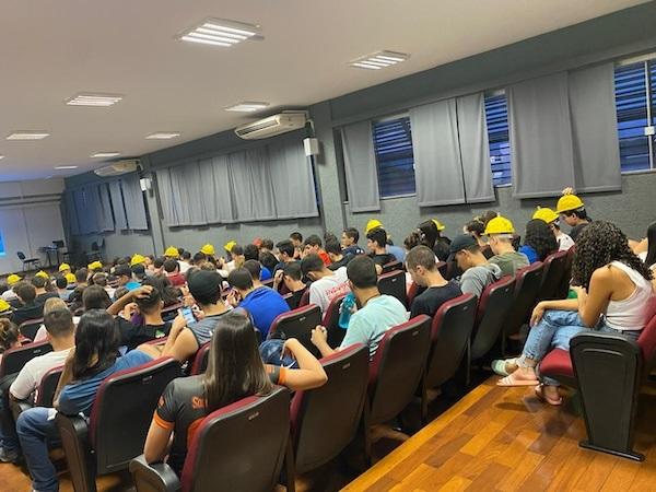 Aula ministrada pelo professor Ailton Aragão contou com a participação da palestrante Beatriz Alves Ferreira, no salão Rubi do campus Univerdecidade (Foto/Divulgação)