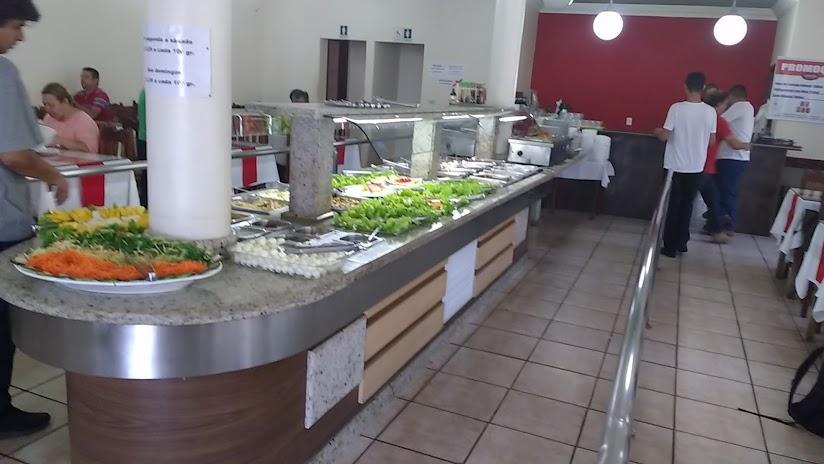 O Restaurante Self Service Skinão serve refeições fresquinhos e com variedades em carnes, saladas e sobremesas (Foto/Divulgação)