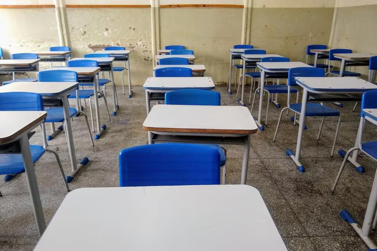Evasão e abandono escolar são apontados como possíveis causas para a redução no número de estudantes na rede (Foto/iStockphoto/Divulgação)