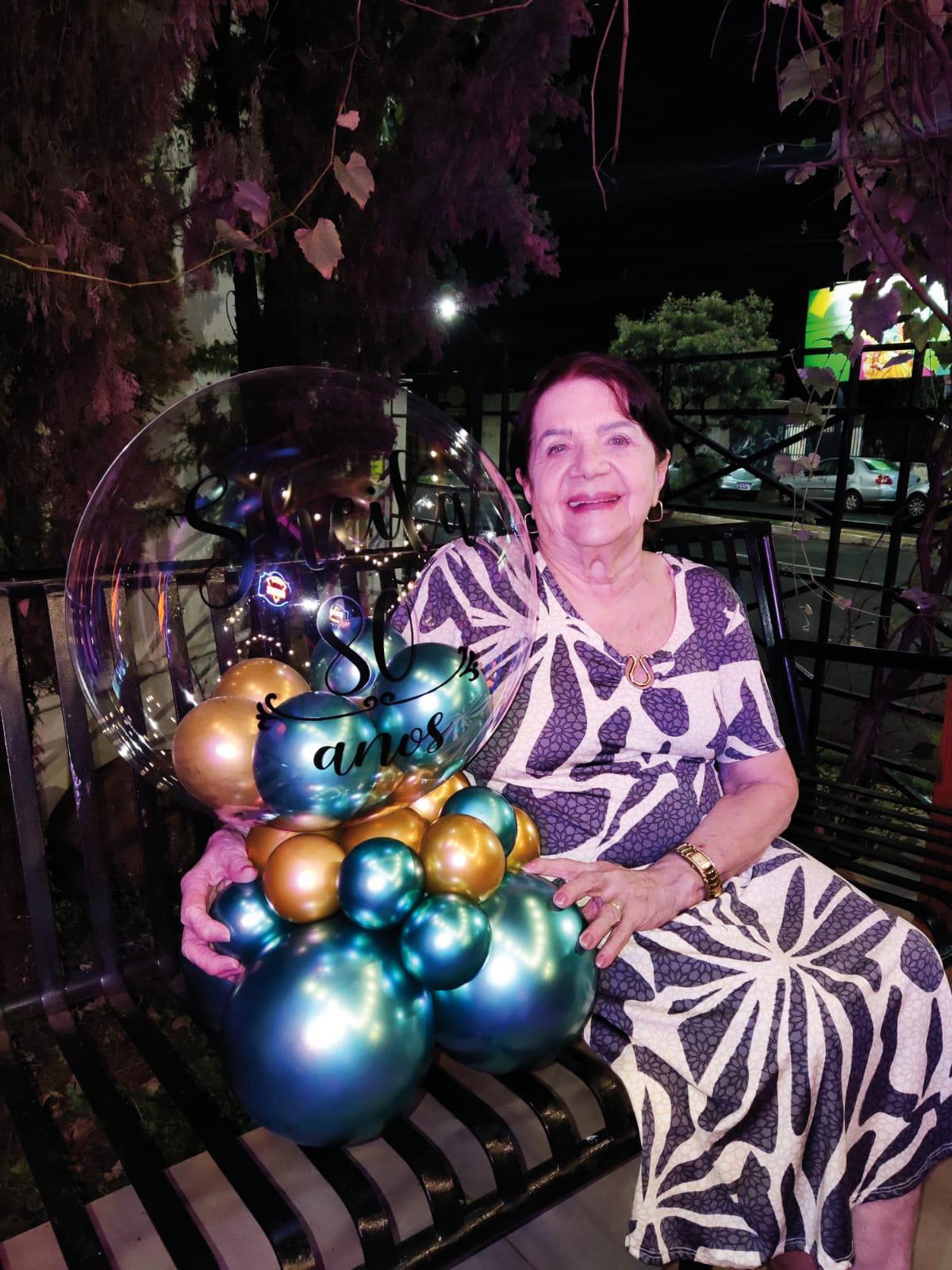 Cheia de vida e alegria, Sheila Ferreira Gomes completou seus bem vividos 80 anos e comemorou em família (Foto/Arquivo pessoal)