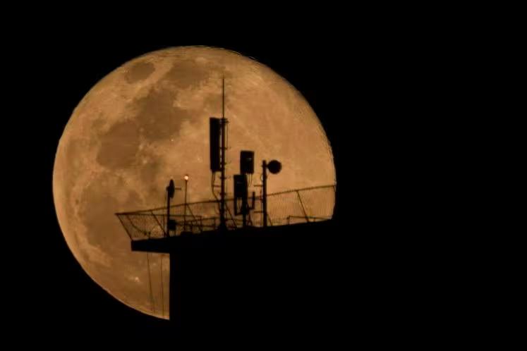 O que chama atenção no fenômeno é o fato de ser uma lua cheia nessa época do ano. Apesar disso, ela não é considerada uma superlua (Foto/Agência Estado)