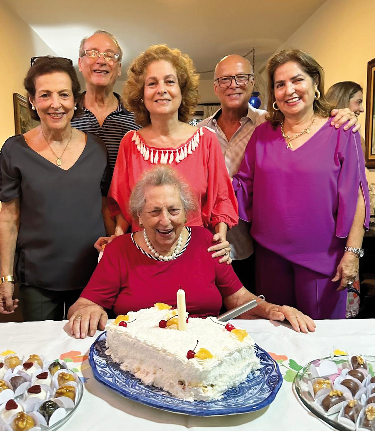 Dona Zeca Derenusson Franco chega aos 99 anos de idade com a maior saúde e energia, cercada pelo amor dos seus filhos Zequinha, Ricardo, Verinha, Chiquinho e Licinha (Foto/Arquivo pessoal)