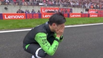 Guanyu Zhou se emocionou, após ser aplaudido por seus compatriotas no fim da etapa (Foto/Reprodução)