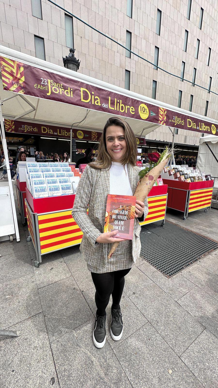 A talentosa e antenada escritora Uberabense Camila Passos Dias em Barcelona, na feira de livros Sant Jordi, mundialmente conhecida (Foto/Arquivo pessoal)