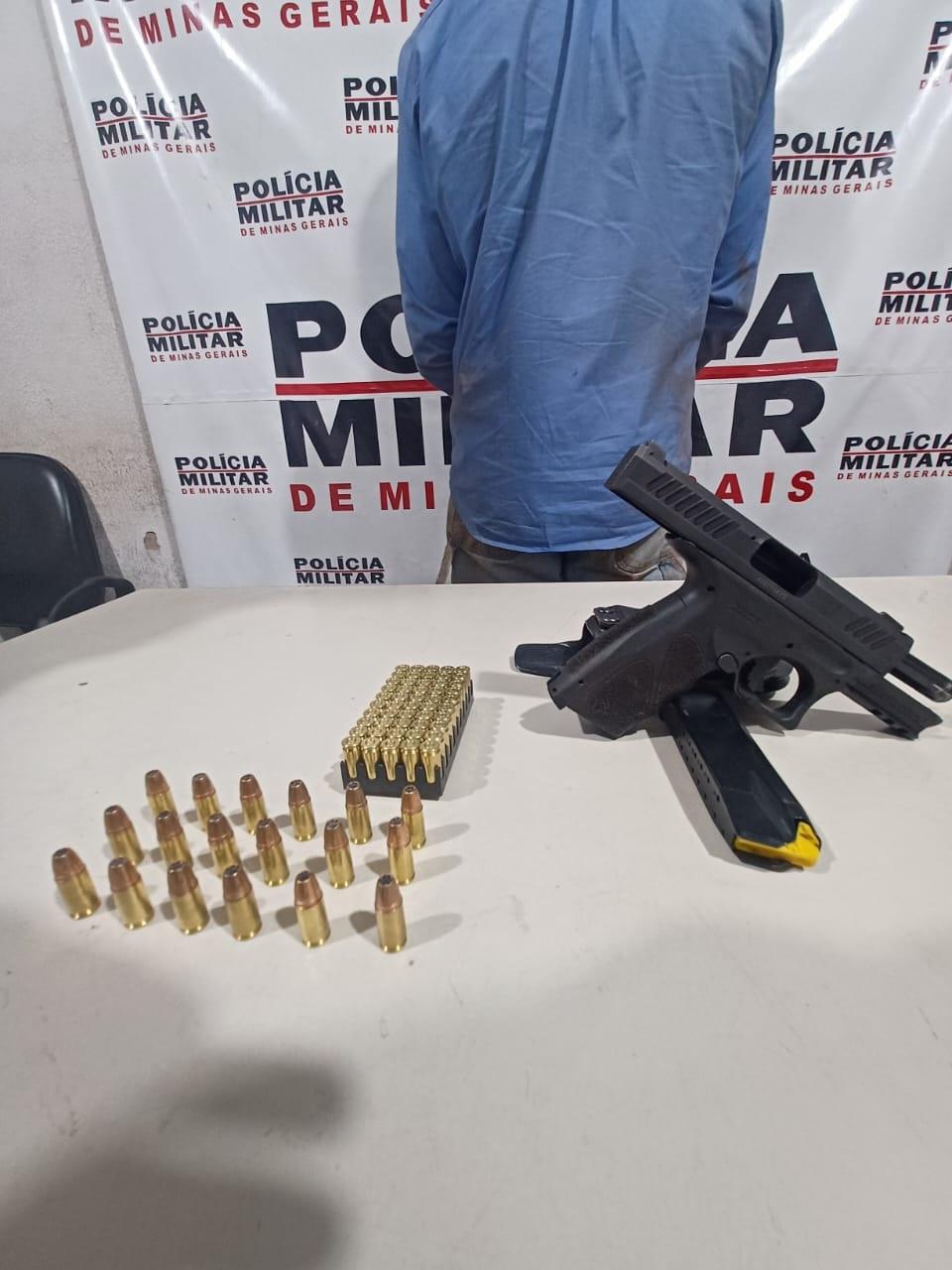 Arma e munições foram levadas à Delegacia juntamente com o suspeito, que alegou ter o registro da pistola, mas não apresentou à PM (Foto/Divulgação)