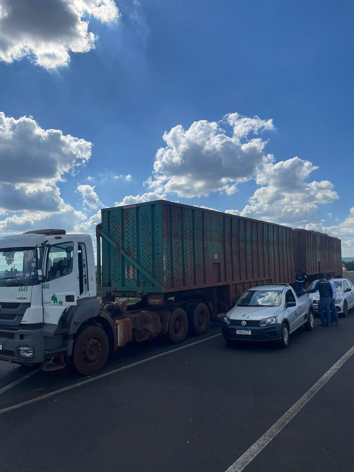 Diante da suspeita de excesso de peso, a combinação de veículos e a carga foram encaminhados para pesagem, que constatou 111.750KG (Foto/Divulgação)