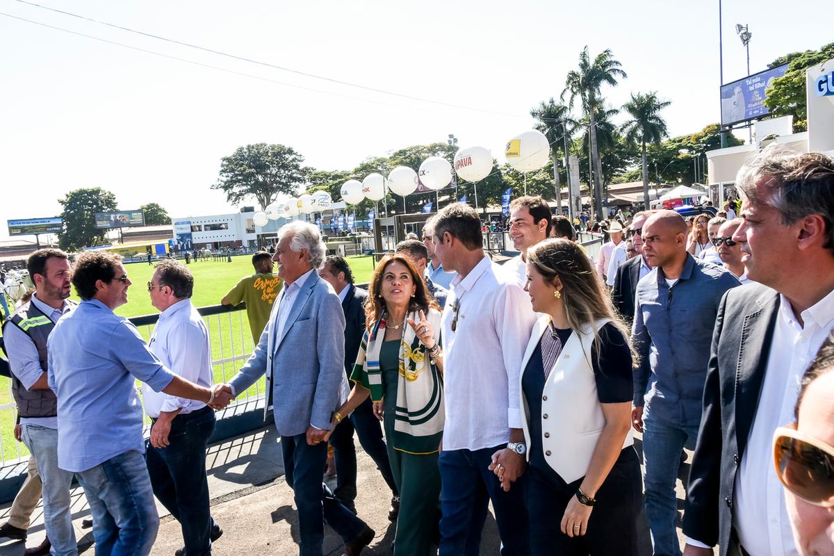 Entre a sede da ABCZ e o palanque oficial da inauguração da feira, o governador de Goiás foi acompanhado por grande grupo e cumprimentou populares (Foto/Francis Prado)