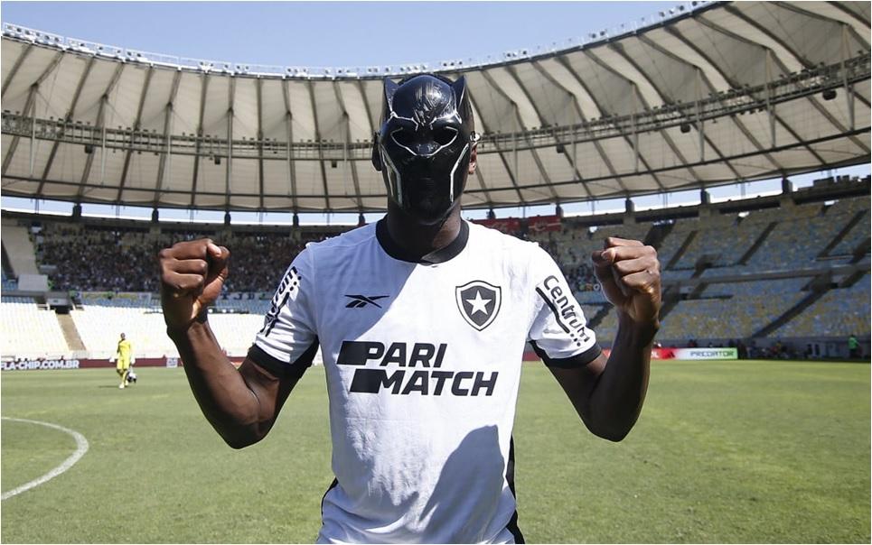 Luiz Henrique comemorou o gol com a máscara do herói Pantera Negra, em vitória do Botafogo (Foto/Vitor Silva / Botafogo)