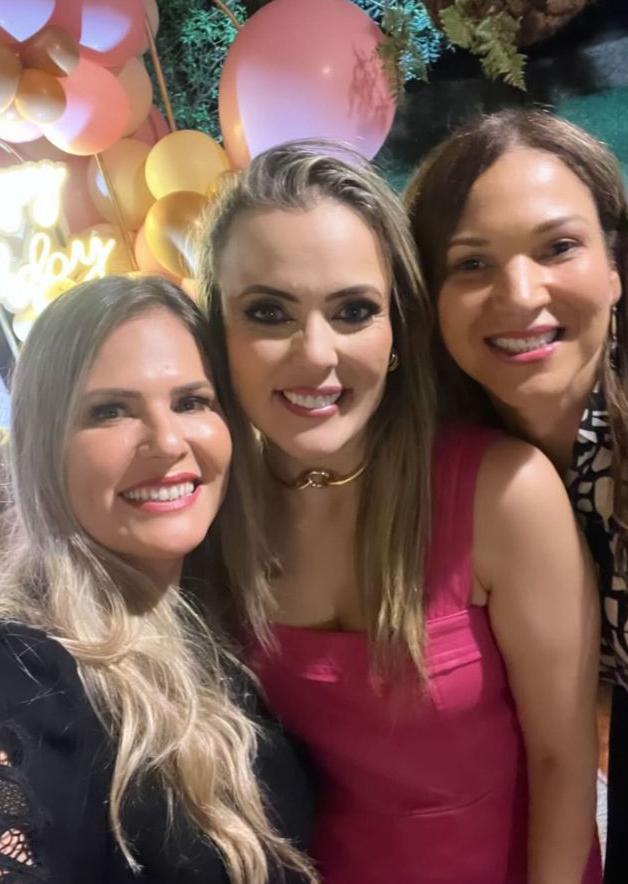 Consuelo Mansur em seu aniversário também recebeu as amigas, em uma big party para comemorar a vida, na foto ao lado das queridas Fernanda Delalibera e Lina Aprigio (Foto/Arquivo pessoal)