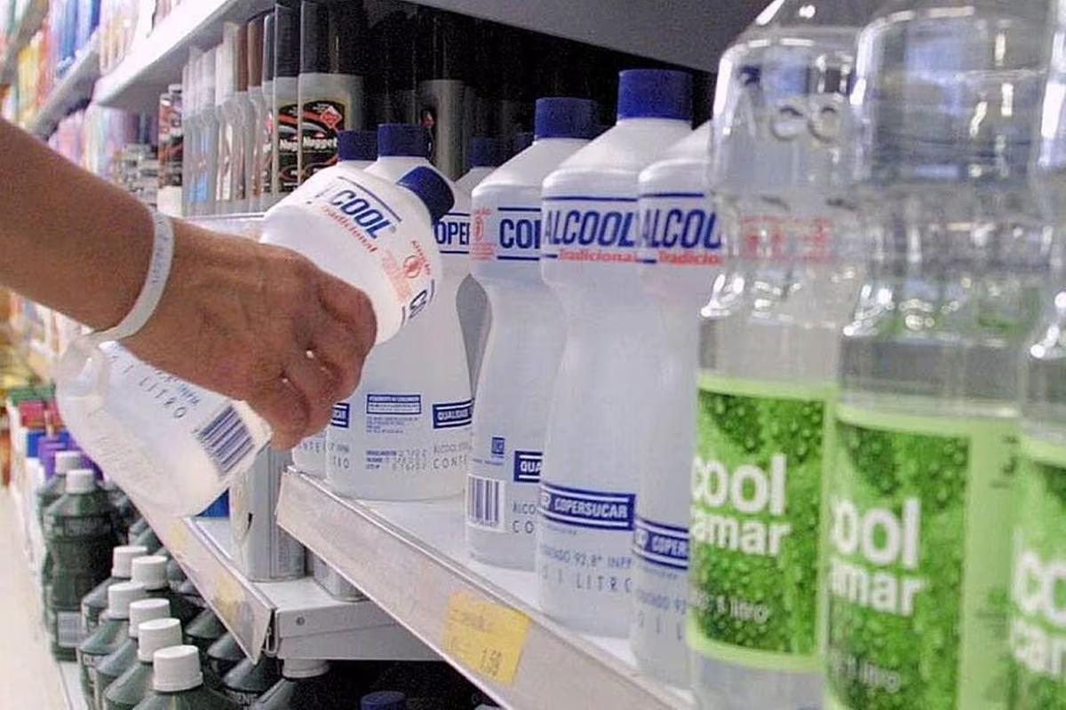 Anvisa havia permitido a venda do álcool líquido para o público geral por causa da pandemia de Covid-19 (Foto/AGOS/Divulgação)