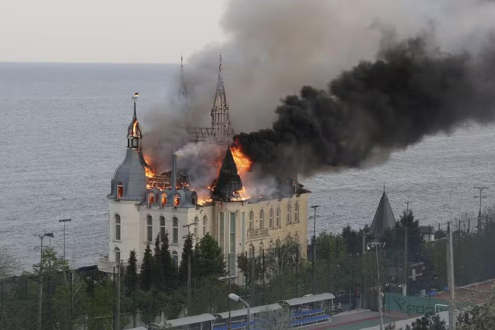 Conhecido como “Castelo de Harry Potter”, edifício aparece em chamas (Foto/Reprodução)