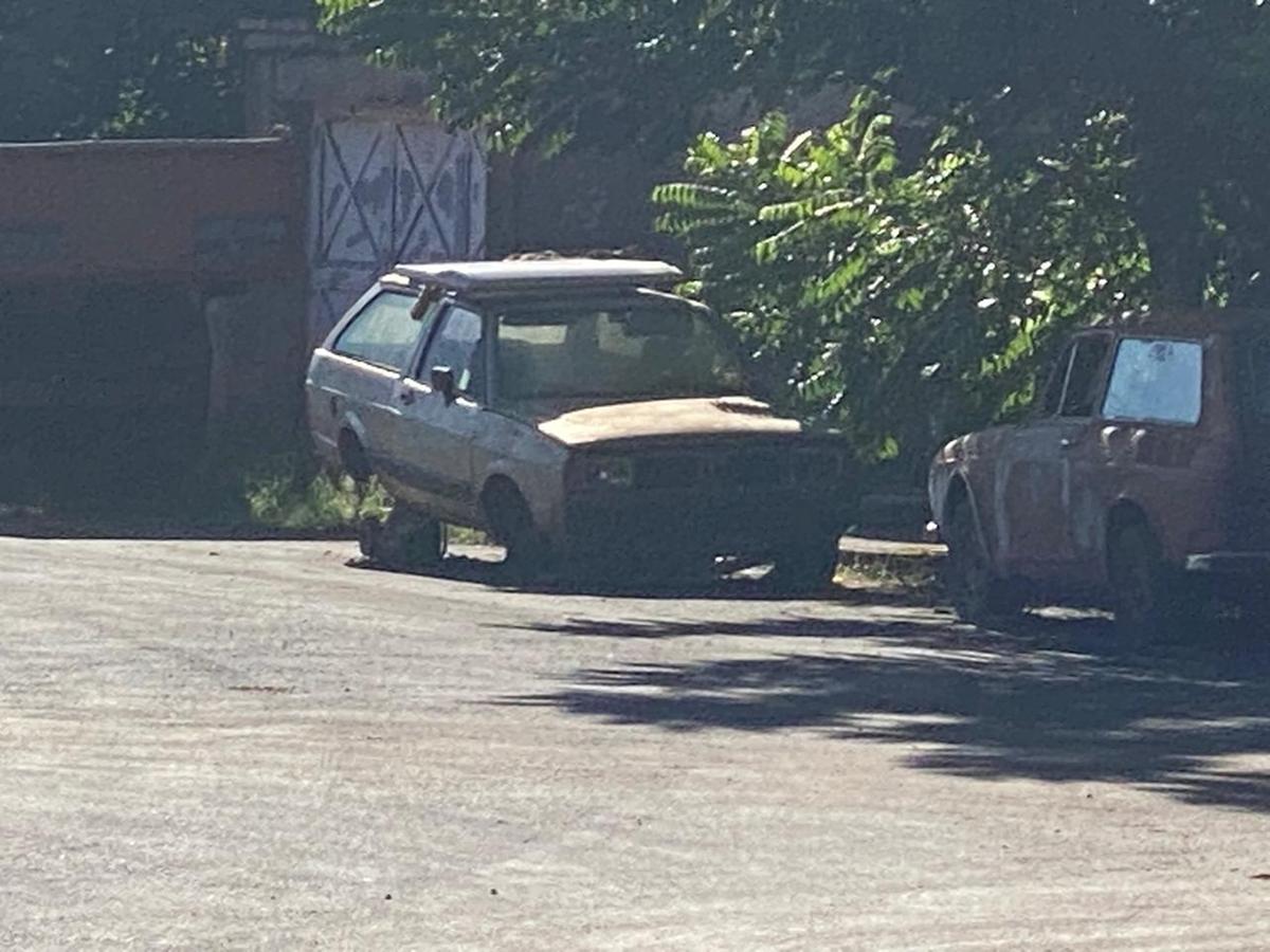 Carro abandonado no Jardim Maracanã (Foto/Leitor JM)