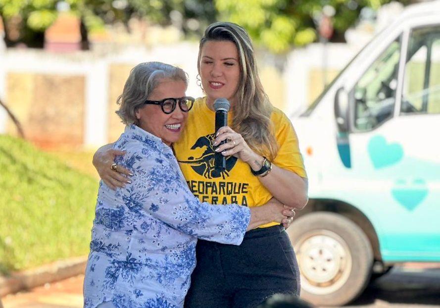 Lançamento do projeto Carinho de Mãe teve registro emblemático nesta terça-feira, com o abraço afetuoso de dona Dalva na filha prefeita. (Foto/Divulgação)