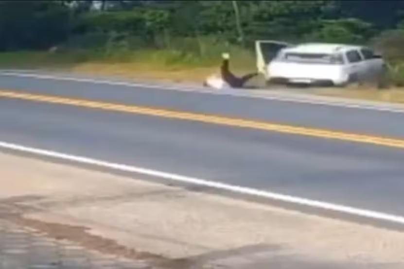 Motorista cai de carro em movimento em São João Bastista (Foto/Reprodução/PMRv)