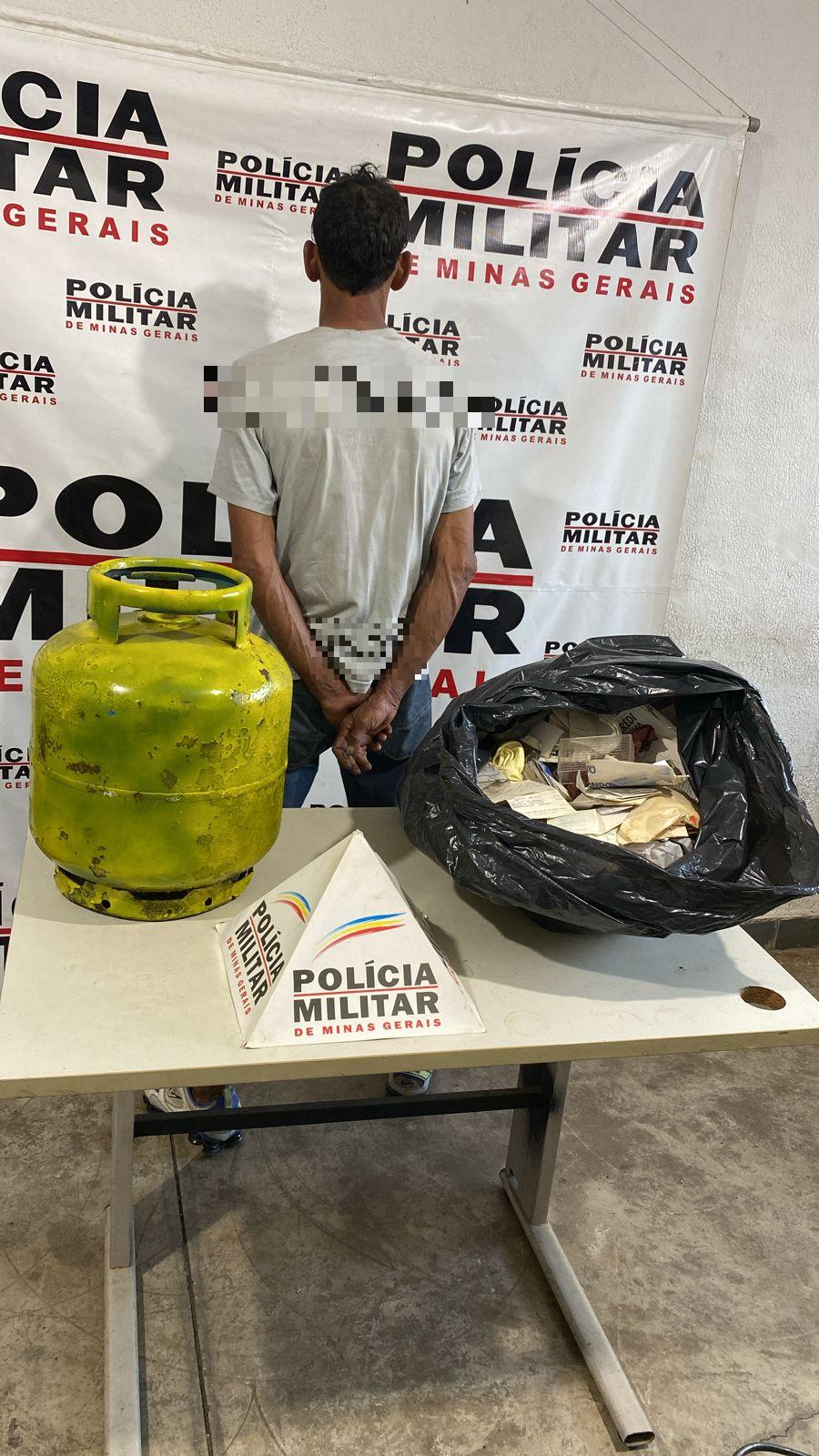 Durante a busca, um botijão de gás pintado recentemente de amarelo, numa tentativa de dissimulação, e um saco preto contendo documentos e outros pertences da vítima foram encontrados no quarto do suspeito (Foto/Divulgação)