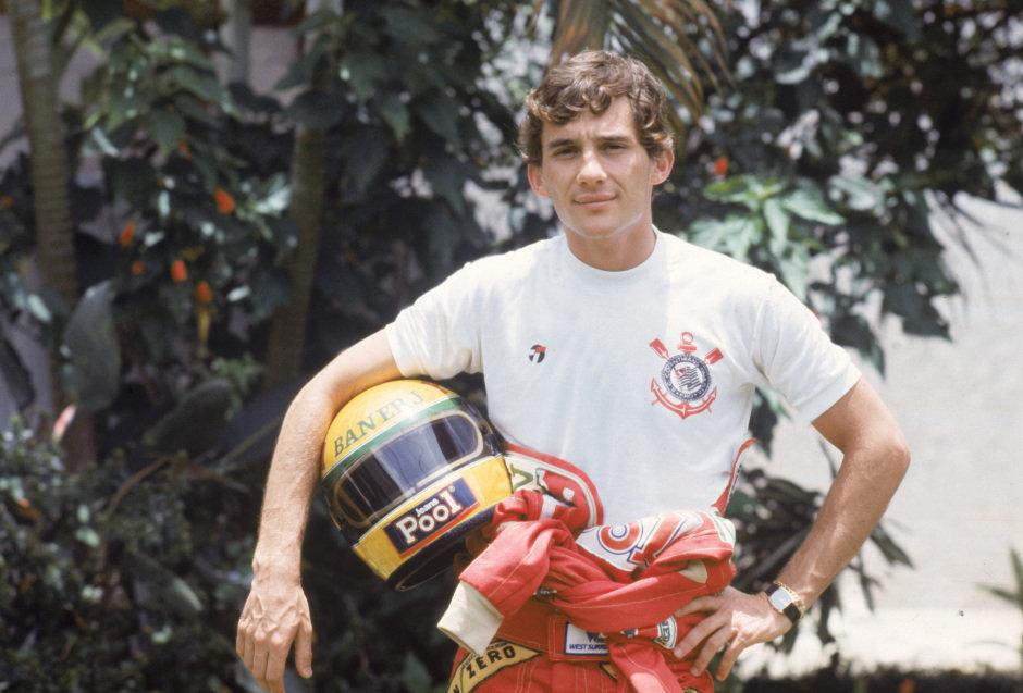 No auge de sua carreira, Ayrton Senna fez questão de pousar com a camisa do Corinthians (Foto/Corinthians/Reprodução)