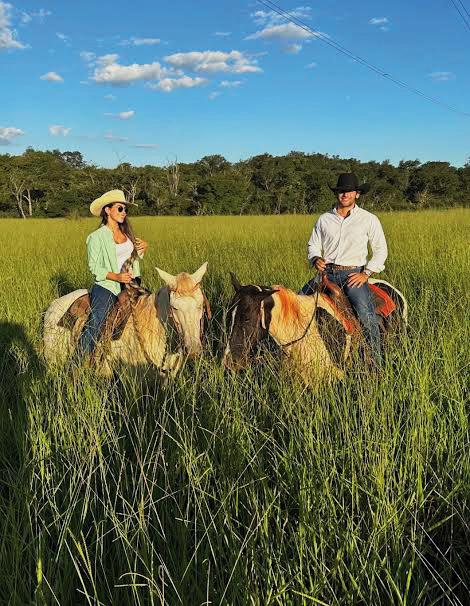 A linda Fernanda Martins Gobbo curtiu o feriado andando a cavalo com o namorado Henrique Salomão Queiroz. Foto linda! (Foto/Arquivo pessoal)