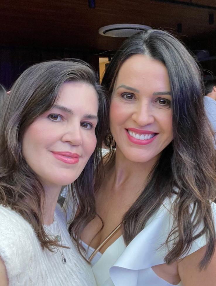 As irmãs Andréa Marques e Florença Barsam comemorando os aniversários dos esposos (Foto/Arquivo pessoal)