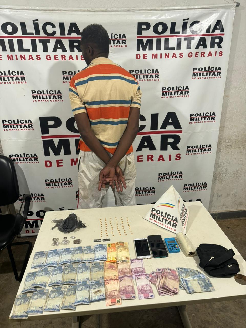 Com o comerciante foram apreendidos dinheiro e drogas, encontrados dentro do estabelecimento na Vila Militar (Foto/Divulgação)