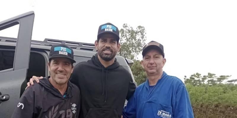 Diego Costa emocionou torcedores do Grêmio que estavam no local da tragédia. ((Foto/Reprodução/Redes Sociais))