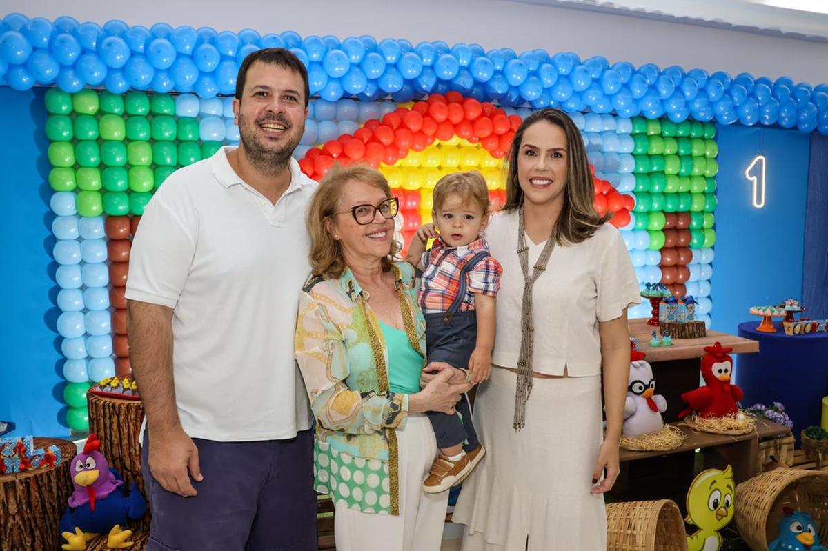 Cristiano com seus pais, Joaquim Martins e Marcela Lombardi, e a avó materna, Maria Lucia Andrade (Foto/Paulo Lúcio)