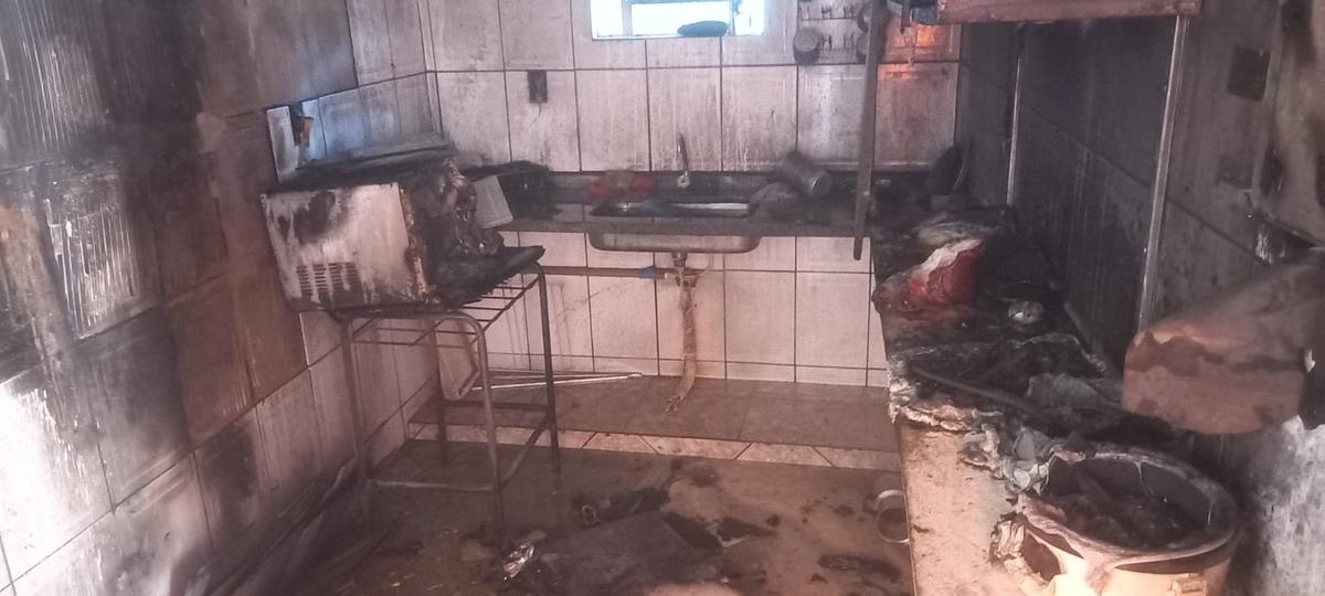 A cozinha da escola sofreu diversos danos, com vários utensílios queimados no incêndio, que se originou numa mangueira de gás (Foto/Divulgação)
