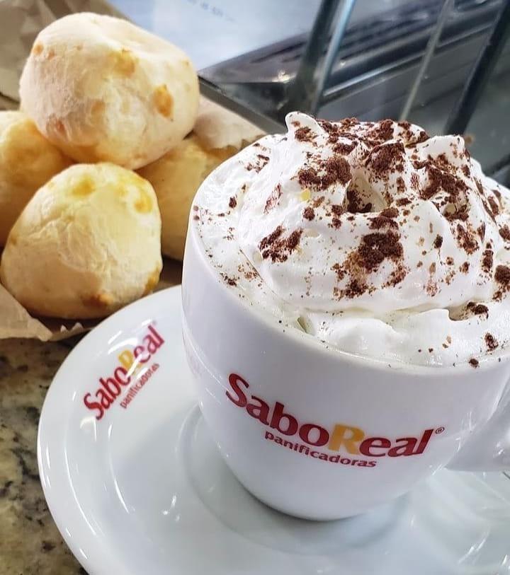 Cappuccino com pão de queijo da SaboReal é tudo de bom (Foto/Divulgação)