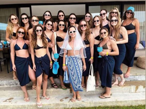 Paula Mesquita, teve despedida de solteira na paradisíaca praia dos Milagres, rodeada de amigas, a bela noiva está na contagem regressica para subir ao altar (Foto/Arquivo pessoal)