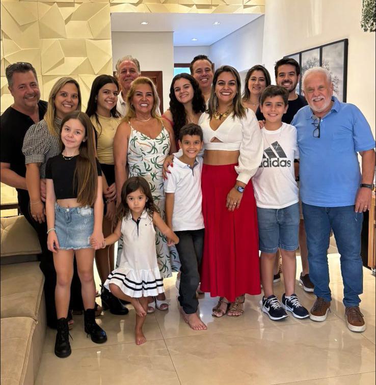 Naiara Cabral também reuniu a família neste fim de semana, para comemorar seu aniversário, na foto a aniversariante rodeada de amor, com o marido, os filhos, irmãos e sobrinhos (Foto/Arquivo pessoal)