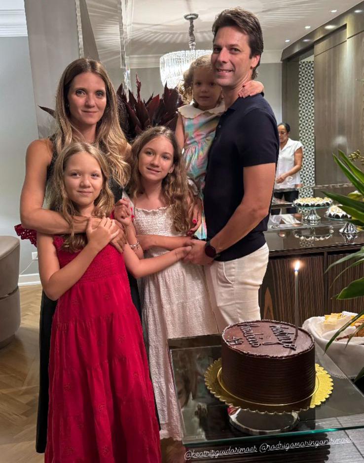 Rodrigo Simões comemorou mais um ano de vida, entre amigos e familiares, na foto com a esposa Beatriz Guido Simões e as filhas, Maria Beatriz, Nina e Helena (Foto/Arquivo pessoal)