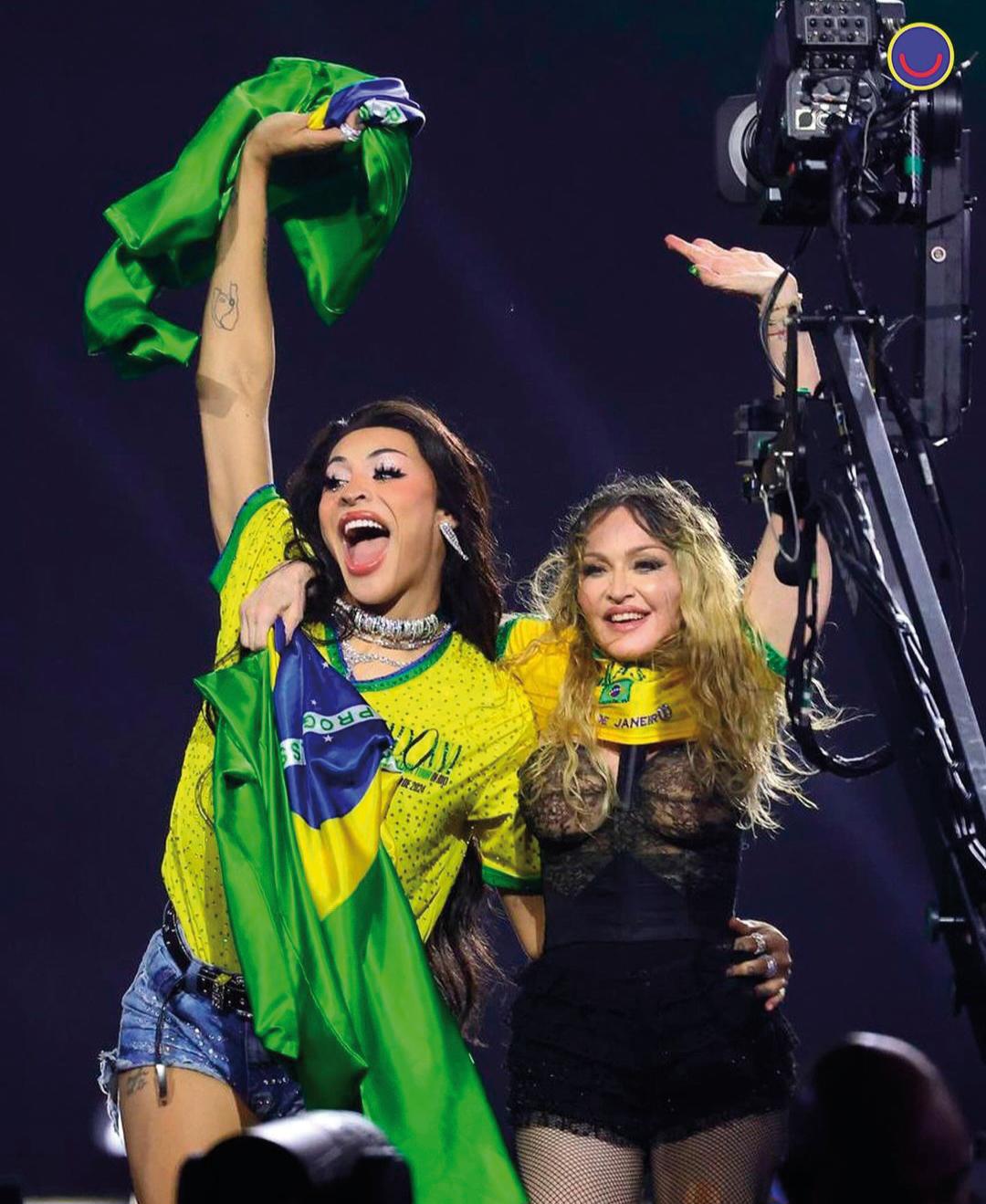 Pabllo Vittar subiu ao palco com a estrela pop, ambas vestidas com blusas da seleção brasileira (Foto/Divulgação)