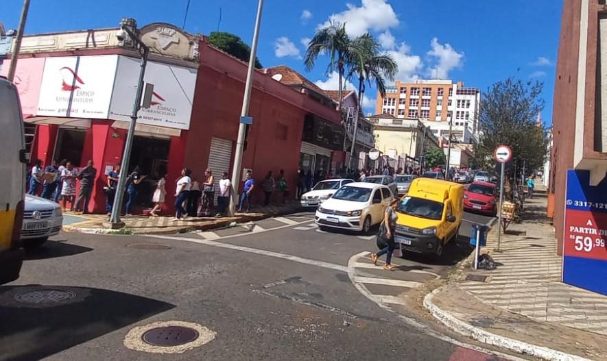 Fila chegou a dobrar a esquina da rua Lauro Borges com a Artur Machado nessa terça-feira, penúltimo dia para a regularização (Foto/Luiz Gustavo Rezende)