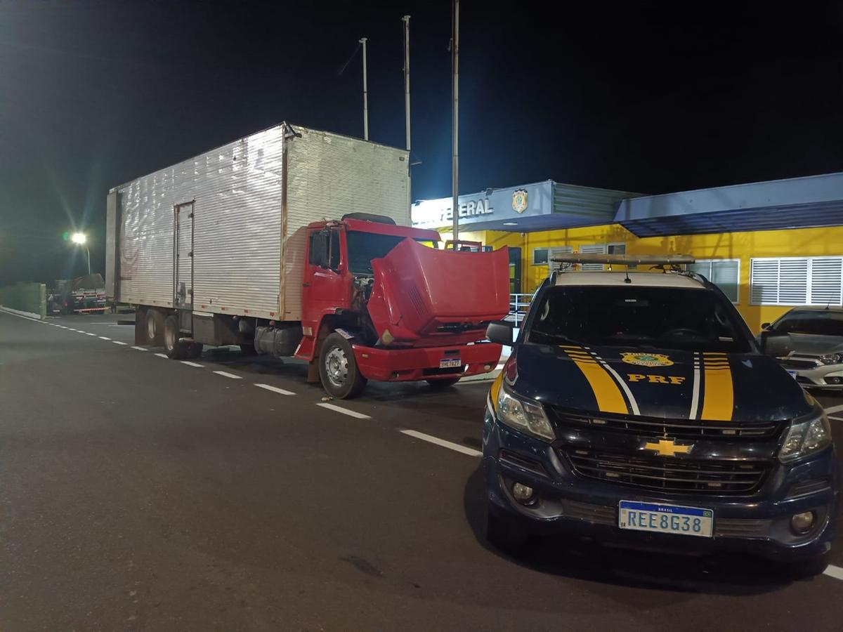O caminhão baú foi apreendido e os dois ocupantes foram presos e levados à Delegacia de Polícia para as providências (Foto/Divulgação)