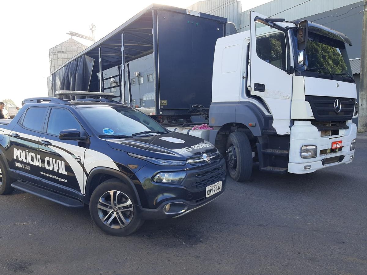 O caminhão estava com placas trocadas e a carteira apresentada pelo motorista tem sinais de falsificação (Foto/Divulgação)