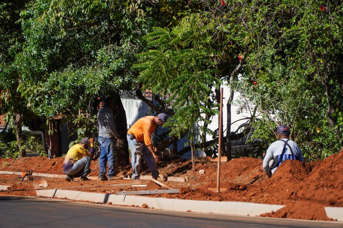 Trabalhadores atuam na preparação das calçadas para a concretagem da pista de caminhada que vai compor o Parque Linear do Boa Vista (Foto/Divulgação)