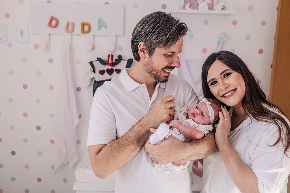 Mariana e Gustavo com a filha Duda, nascida há poucos dias, fizeram ensaio fotográfico em casa (Foto/Alex Pacheco)