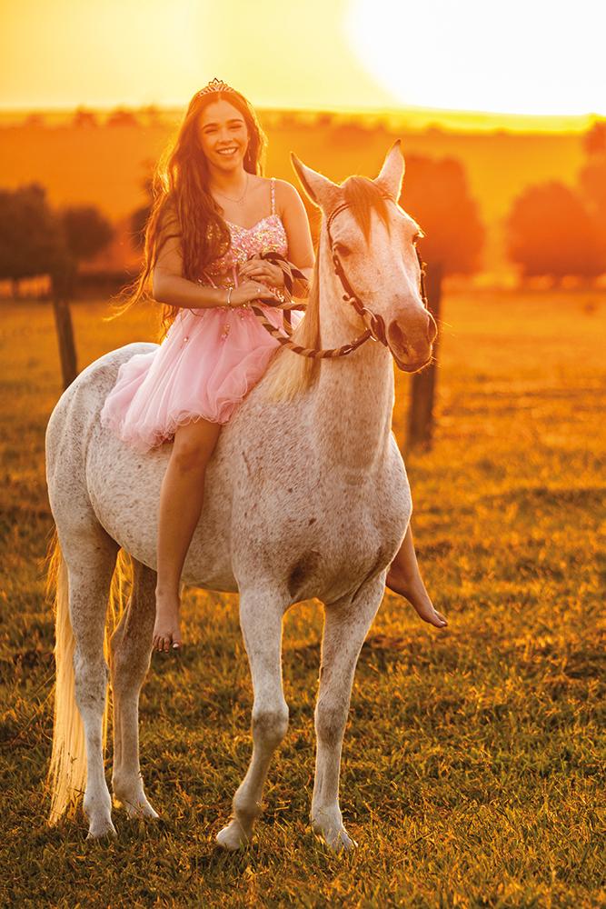 Maria Fernanda com seu cavalo, em uma fazenda local (Foto/Alex Pacheco)
