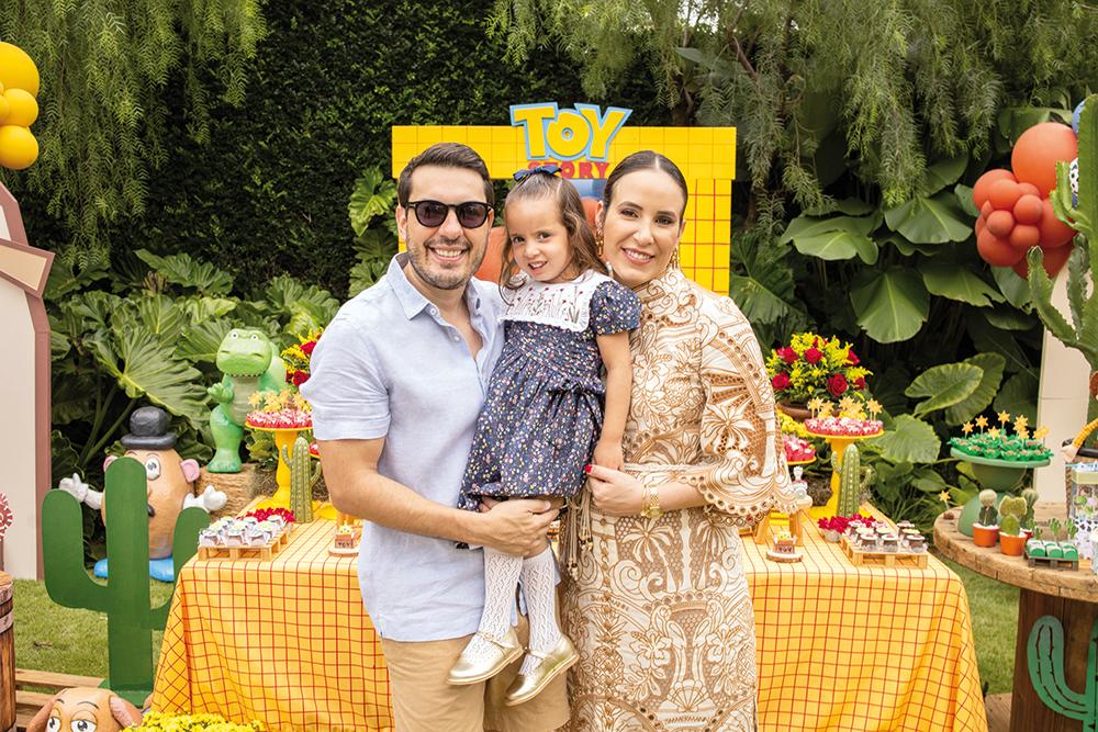 Catarina comemorou seus 4 anos e, em um cenário lindo de Toy Story, junto com os pais, Rafael e Manu, recebeu os convidados para essa grande celebração (Foto/Alex Pacheco)