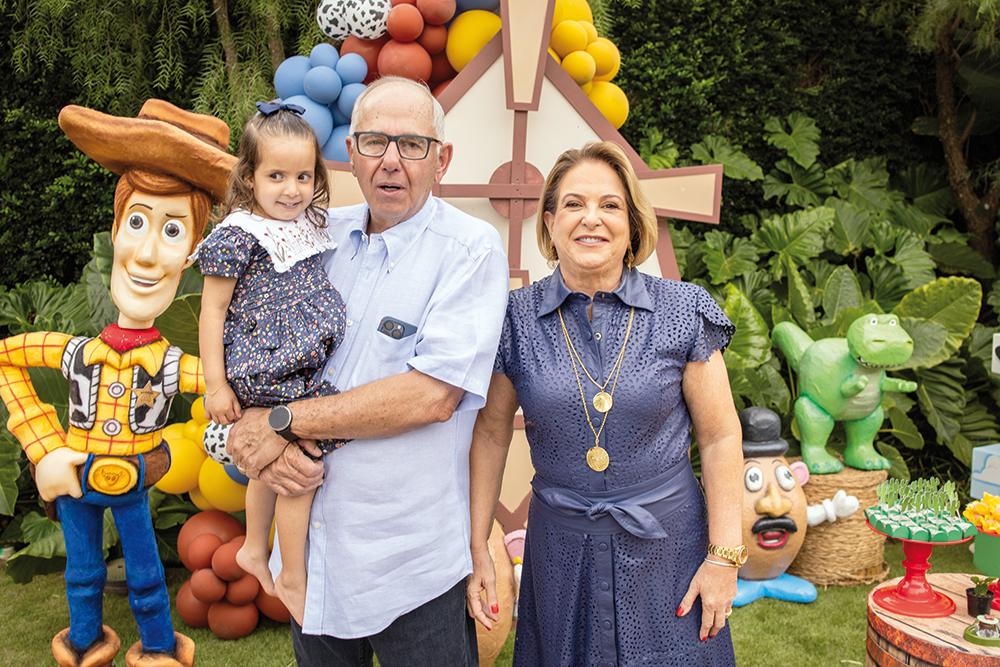 Catarina com os avós Loló e Cláudio Castro Cunha (Foto/Alex Pacheco)