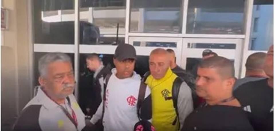 Bruno Henrique, do Flamengo, durante protesto de torcedores no aeroporto (Foto/Reprodução/X)